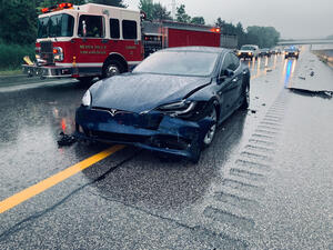 US: Tesla on Autopilot Crashes Into Police Car