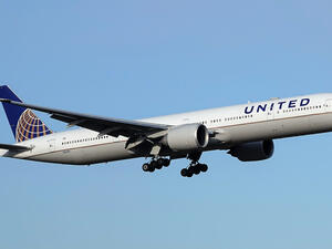 رئيس United Airlines يفكر في جعل لقاحات كورونا إلزامية لموظفي الشركة