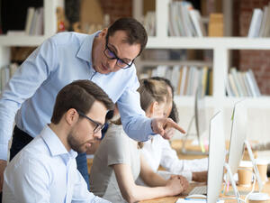 10 Tips to deal with a narcissistic boss at work!