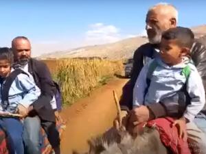 لبنانيون يوصلون ابناءهم للمدارس على ظهور الحمير