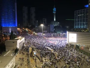 مئات الاف الاسرائيليين يتظاهرون ضد حكومة نتنياهو