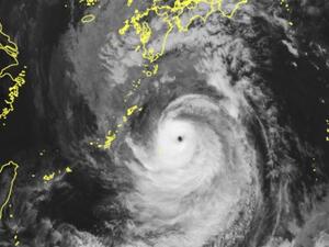 تصاحبه عواصف غير مسبوقة.. إعصار "خطير جدا" يتّجه نحو اليابان