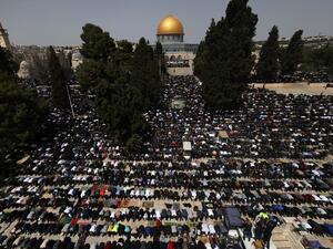 100 الف يصلون أول جمعة من رمضان في الاقصى رغم العراقيل الاسرائيلية