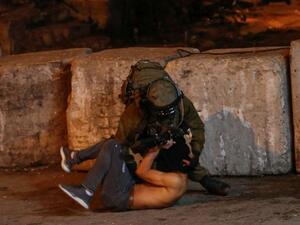 مستوطنون يطعنون فلسطينيا بالقدس وجنود اسرائيليون يعتدون بوحشية على عائلة بالخليل