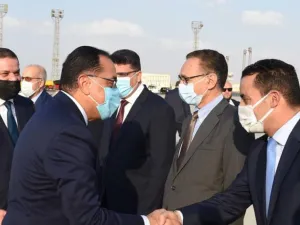 رئيس الوزراء المصري مصطفى مدبولي (يسار) مستقبلا نظيره الليبي عبد الحميد الدبيبة في مطار القاهرة