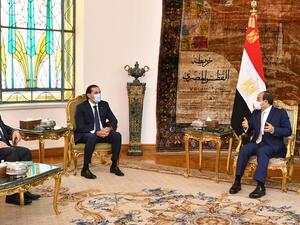 الرئس المصري عبد الفتاح السيسي (يمين) خلال استقباله رئيس الحكومة اللبنانية المكلف سعد الحريري في القاهرة