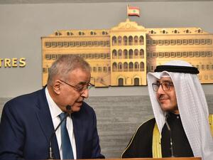 وزير الخارجية الكويتي أحمد ناصر الصباح (يمين) في مؤتمر صحفي مشترك مع نظيره اللبناني عبد الله بوحبيب في بيروت