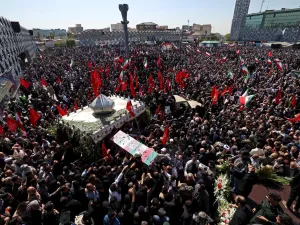 تشييع حاشد في طهران لضابطين ايرانيين قتلا بغارة اسرائيلية في دمشق