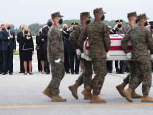 بايدن يستقبل جثامين ضحايا تفجير كابول وطالبان تتهم قواته بقتل مدنيين عقب هجوم المطار