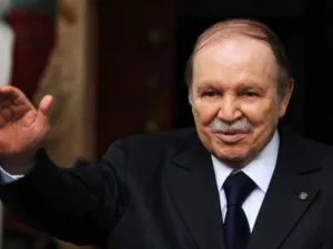 وفاة بوتفليقة.. تنكيس أعلام بلا حداد ومؤسسة السجون تسمح لشقيقه بحضور الجنازة