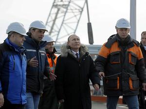 بوتين يتهم أوكرانيا بتفجير جسر القرم