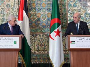 الرئيس الجزائري عبد المجيد تبون خلال استقباله الرئيس الفلسطيني محمود عباس في الجزائر