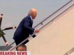 بايدن يتعثر مجددا على سلم الطائرة
