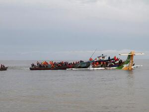 19 قتيلا بتحطم طائرة ركاب في بحيرة فكتوريا