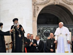 بابا الاقباط يهدي الفاتيكان رفات مصريين قطع داعش رؤوسهم