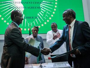 رئيس اركان القوات الاثيوبية برهانو جولا والقائد العام لقوات متمردي تيغراي تاديسي ووريدي خلال مؤتمر صحفي في نيروبي اعقب اتفاق الجانبين على وصول المساعدات الانسانية لتيغراي.