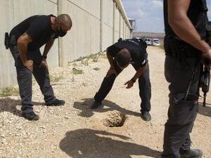 إسرائيل تعتقل اقرباء للاسرى الهاربين وتشن حملة تنكيل في سجن جلبوع