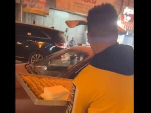 فلسطينيون يوزعون الحلوى في جنين ابتهاجا بعملية تل ابيب (فيديو)