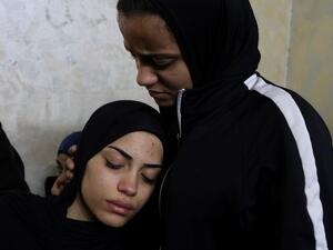 فلسطينيتان من عائلة الشهيد مهدي حشاش خلال جنازته في نابلس