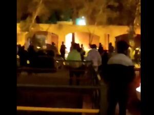 إحراق منزل الخميني مع تصاعد الاحتجاجات في إيران (فيديو)