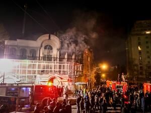 مشهد من الهجوم على السفارة السعودية في طهران عام 2016 والذي شهد بداية القطيعة الدبلوماسية بين البلدين