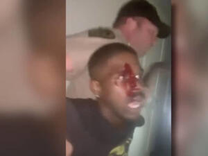 الشرطة الأميركية تعتدي بوحشية على شاب أسود بسبب مخالفة مرورية