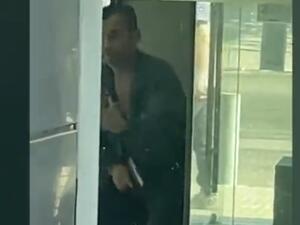 علي الساحلي حاملا مسدسا خلال اقتحامه مصرف "بي إل سي" في مدينة شتورة