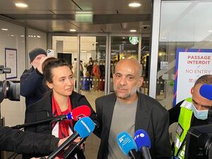 رامي شعث يصل باريس بعد افراج مصر عنه مقابل تخليه على جنسيتها