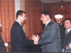 الاسير المحرر مدحت الصالح مصافحا الرئيس السوري بشار الاسد