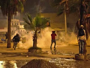 تجدد المواجهات العنيفة بين الأمن والمحتجين في صفاقس التونسية