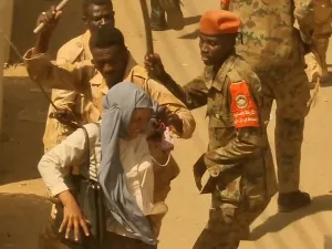 جنود سودانيون يُنكلون بالمارة والمتظاهرين في الشوارع