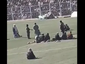 طالبان تجلد بالسياط تسعة رجال امام حشد في ملعب رياضي (فيديو)