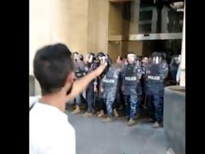 تدخلت القوى الأمنية لتفريق المحتجين أمام منزل ميقاتي