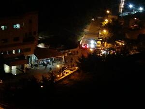 3 قتلى من عائلة واحدة بإطلاق نار في صالة أفراح بلبنان