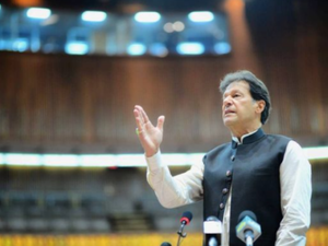 عمران خان يقبل على مضض حُكماً قضائياً بالتصويت لعزله