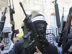 شهيد في البيرة و"فتح" تعلن "إشعال ميادين المواجهة" ضد المستوطنين