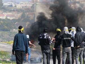 إصابة عشرات الفلسطينيين بمواجهات مع الاحتلال والأسرى يغلقون أقسام السجون