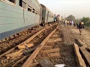 إصابات إثر ارتطام قطار بمصد خرساني جنوبي مصر (فيديو)