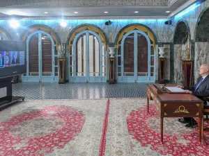 قيس سعيد خلال اشرافه على توقيع اتفاقية ارسال اول امراة تونسية الى الفضاء
