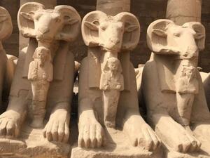 اعتقال رحل حاول تحطيم تماثيل كباش التحرير في القاهرة