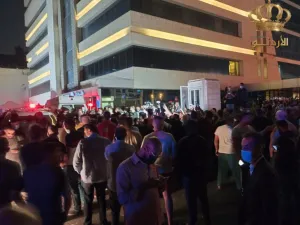 اهالي المرضى يتجمعون امام مستشفى الجاردنز عقب حادثة انقطاع التيار الكهربائي