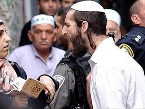 مستوطن يتطاول على فتاة فلسطينية