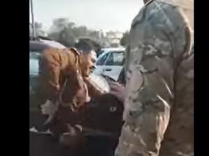 ضابط أمن عراقي يستل مسدسه خلال شجار مع مواطن بالشارع