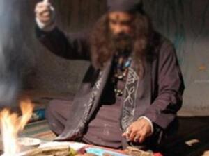 مشعوذ يدق مسمارا في رأس امرأة في باكستان