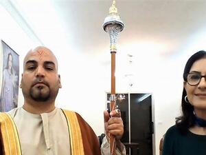 مدعي النبوة نشأت منذر إلى جانب عالمة الفلك كارمن شمّاس