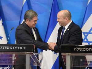 رئيس الوزراء نفتالي بينيت (يمين) ورئيس هندوراس خوان أولندو إرننديس