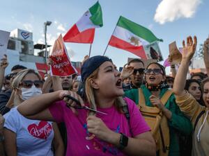 إيران: أميني توفيت بمرض دماغي وسارينا ونيكا انتحرتا
