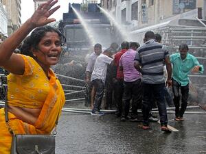 فرار الرئيس السريلانكي بعد اقتحام متظاهرين مقره بالعاصمة كولومبو