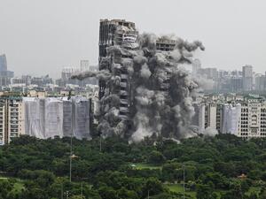 لحظة اختفاء برجين شاهقين من الوجود في الهند (فيديو)