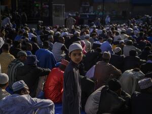 عُمان والمغرب والعراق وايران تحتفل بأول ايام عيد الفطر